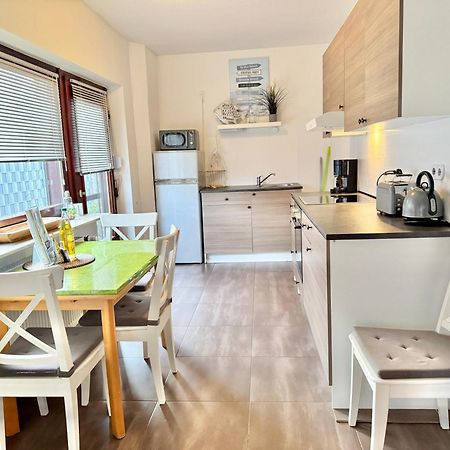 Ferienwohnung Im Erdgeschoss Mit Eingezaeunten Garten Und Terrasse Aurich Exterior photo